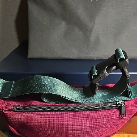 Mariconera WYLD Burgundy and Green Crossbody Bag With Tote - Picture 3 of 5